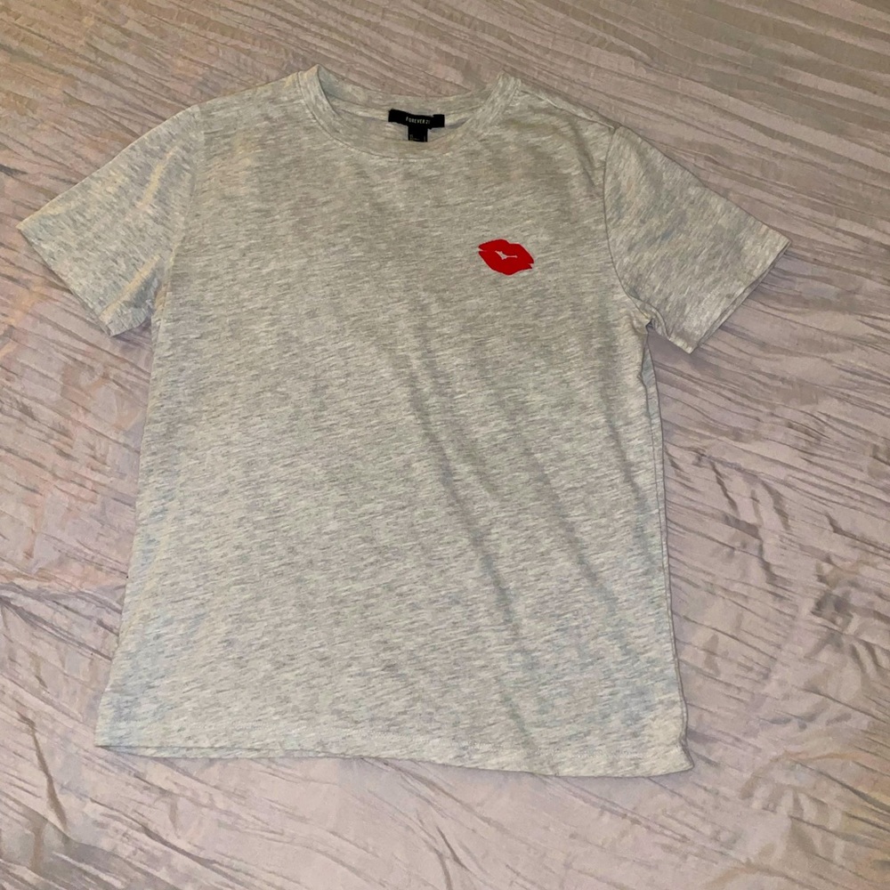 FOREVER21 Cotton tee with red “kiss” in the right side.